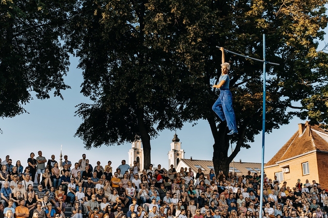 Mėlynoje padangėje, rausvoje šviesoje