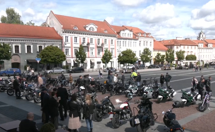 Ką sostinės gatvėse veikė kostiumuoti baikeriai?