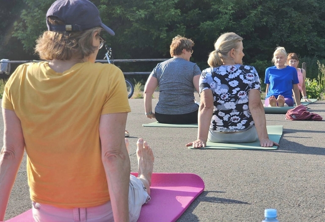 Pasirūpina: į treniruotes žmonės atsineša savo sporto kilimėlius.