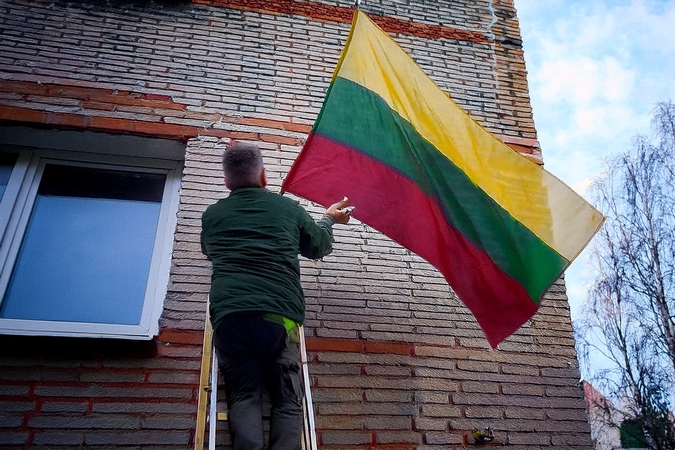 Darbas: vėliavas iškelia ir jas nuima namų administratorių samdomos įmonės darbuotojai.