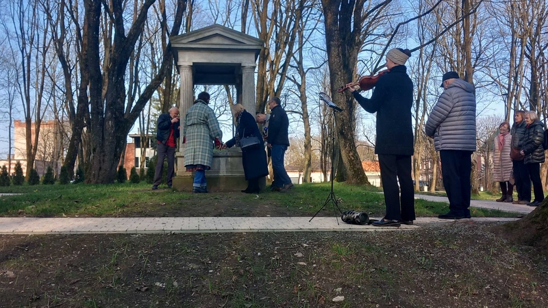 Tradicija: šiemet balandžio 1-ąją, minint miesto filantropo J. L. Wienerio 230-ąsias gimimo metines, klaipėdiečiai Skulptūrų parke, kaip ir kasmet, pagerbė šio iškilaus miestiečio atminimą.