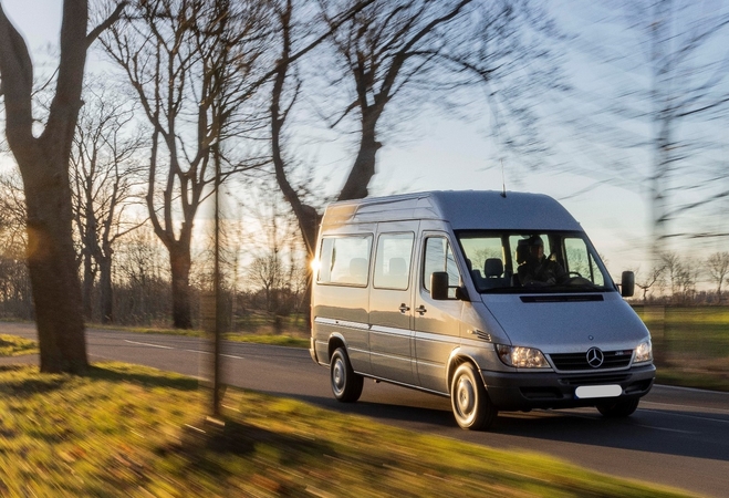 Veteranai: keliuose vis dar galima sutikti pirmųjų kartų „Mercedes-Benz Sprinter“.