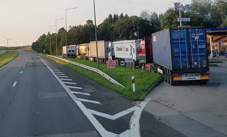 Realybė: sunkvežimių pripildytos Lietuvos degalinių erdvės.