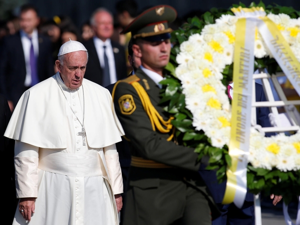 Pasmerkęs armėnų genocidą popiežius pasimeldė prie memorialo aukoms