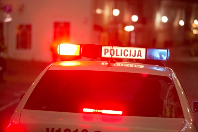 Policininkų persekiojamas automobilis vertėsi į griovį