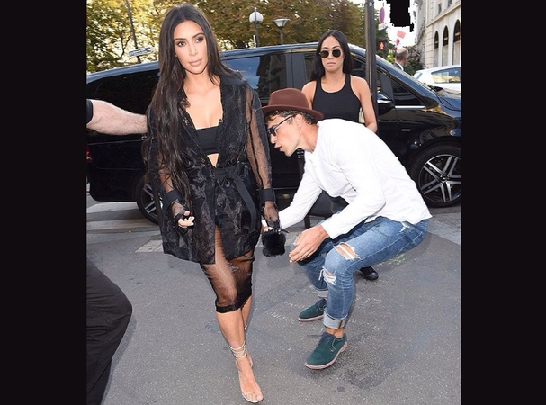 Garsenybių puldinėtojas bandė pabučiuoti K. Kardashian užpakalį