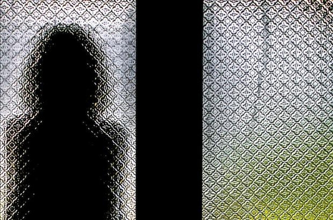 Moteris apkaltino sugyventinį seksualiai išnaudojus jos dukrą