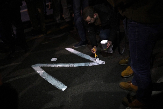 Akibrokštas: ant Ukrainos palaikymo stendo autostradoje – „Z“ raidė