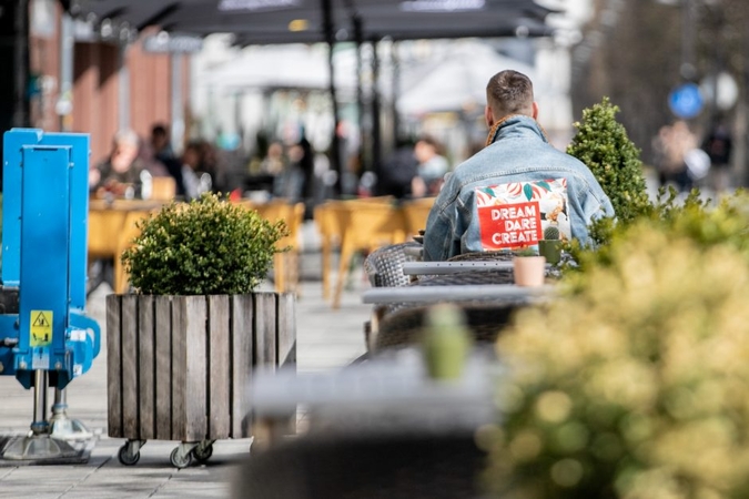 Kavinės ir restoranai atidarė lauko terasas: keičiasi meniu ir kyla kainos