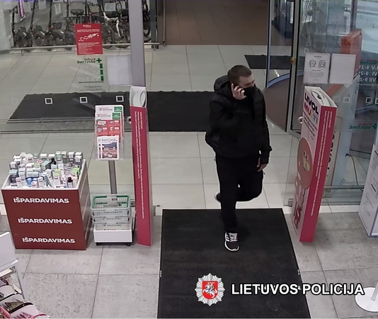 Tiriama vagystė Vilniaus vaistinėje: gal atpažįstate šį vyrą?