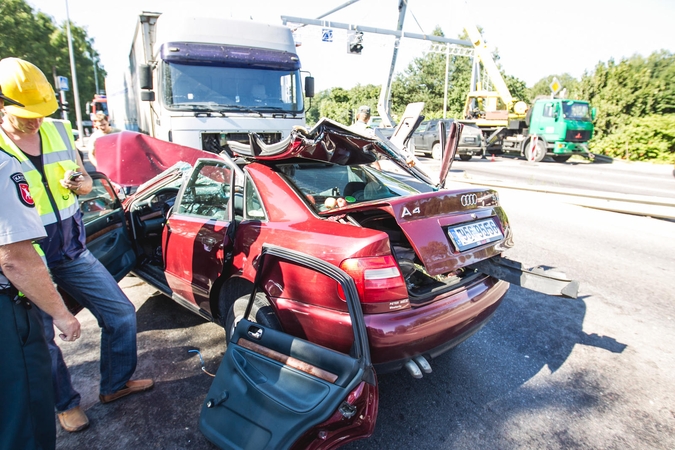 Po vilkiko smūgio iš automobilio "Audi" liko tik metalo krūva – sužeisti du žmonės