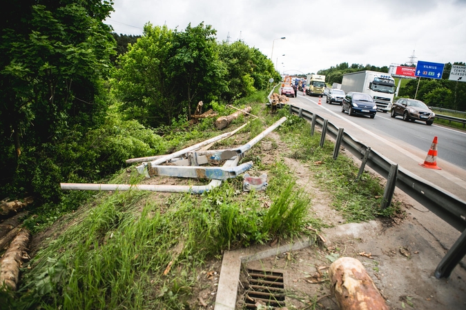 Vilkikas autostradoje išbarstė rąstus: per stebuklą žmonės nenukentėjo