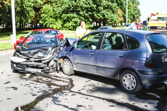 Neblaivi striptizo šokėja sukėlė avarija, nukentėjo trys žmonės