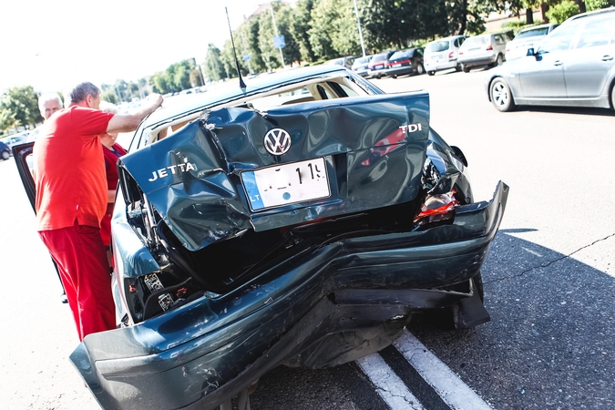 Avarija Karaliaus Mindaugo prospekte: po smūgio automobilio „VW Jetta“ vairuotoja išvežta į ligoninę