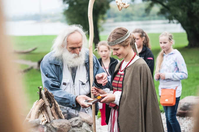 Santakoje įžiebta ugnis paskelbė folkloro festivalio pradžią