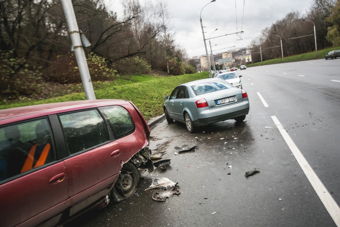Per avariją Nuokalnės g. suknežinti du automobiliai
