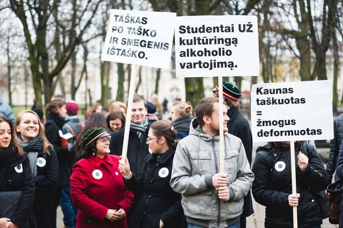 Jaunimas pliekė naktinius prekiautojus alkoholiu