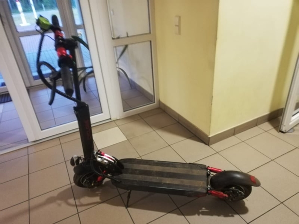 Kontrabandininkas krovinį nuo Nemuno pakrantės į Lietuvos gilumą gabeno elektriniu paspirtuku