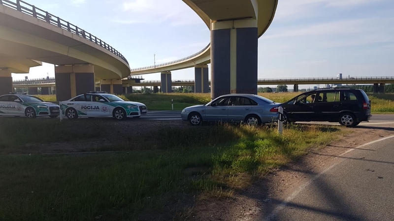 Kelių policininkai fiksuoja greičio rekordus