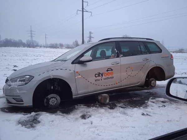 „CityBee“ nesėkmės tęsiasi: į eismo įvykį patekęs automobilis liko ir be ratų 