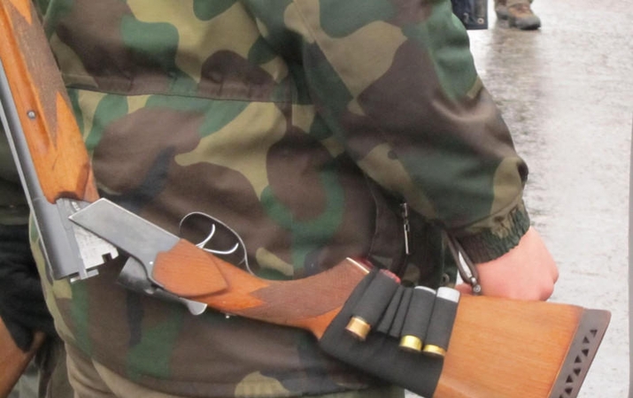 Įspėja medžiotojus: gurkštelėjus alkoholio, su leidimu ginklui teks atsisveikinti