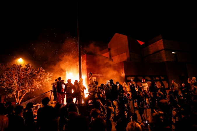 Dėl G. Floydo nužudymo protestuojantys demonstrantai padegė Mineapolio nuovadą