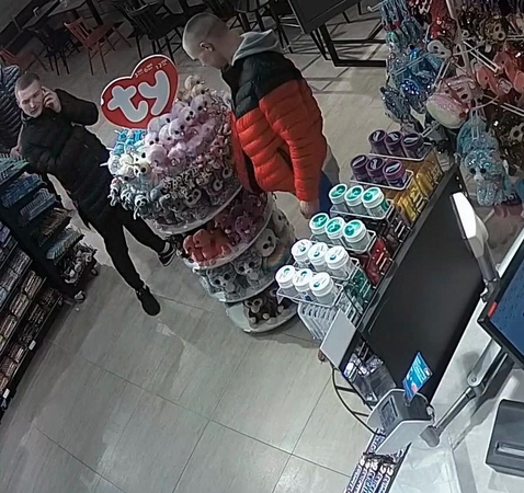 Šiaulių pareigūnai tiria vagystę iš degalinės: prašo visuomenės pagalbos