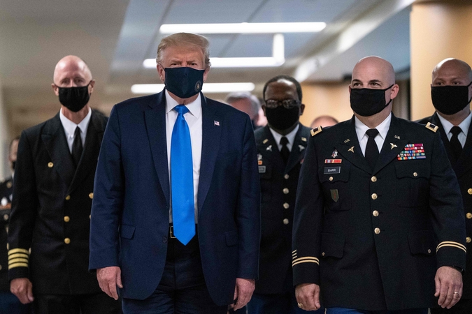 JAV užregistravus naują pandemijos rekordą, D. Trumpas pagaliau užsidėjo kaukę