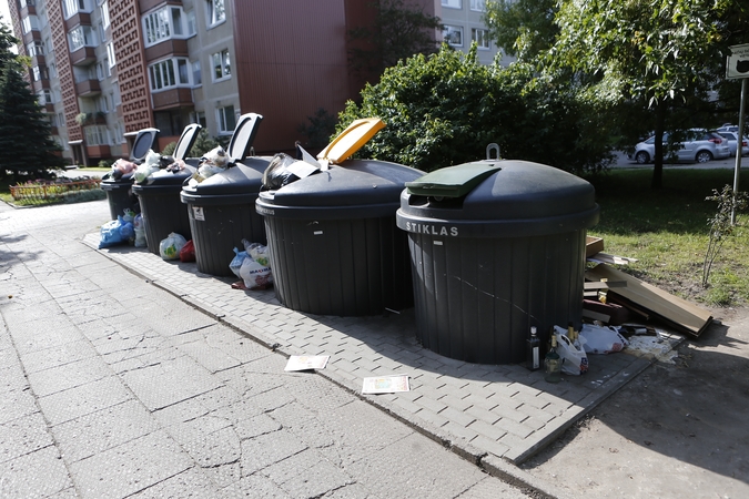 Paaiškino: penkių metrų atstumu paliktas buitines šiukšles šalia konteinerių turėtų sutvarkyti atliekų vežėjai.