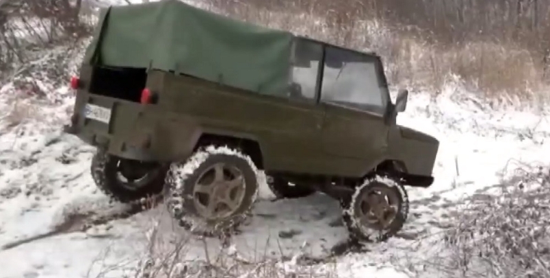 Ukrainiečiai perdarė ir žvalgams atidavė sovietinį automobilį: priešai jo neįžiūri net su įranga