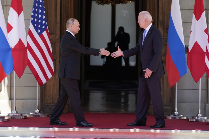 Vladimiras Putinas (kairėje), Joe Bidenas (dešinėje)