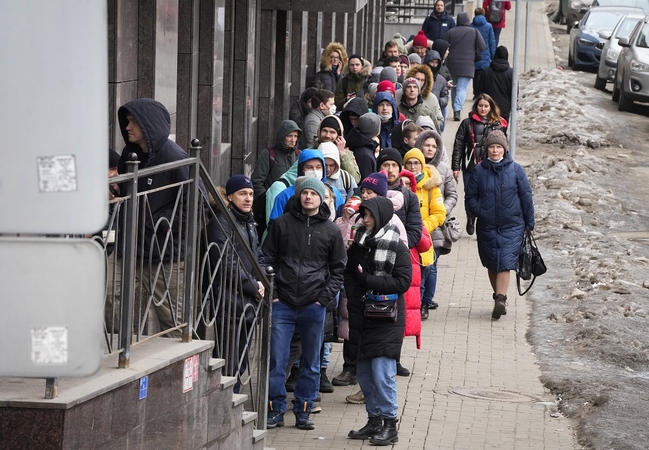 Rusai jau pajuto sankcijų jėgą: prie bankomatų – eilės, šluoja santaupas ir laiko po pagalve