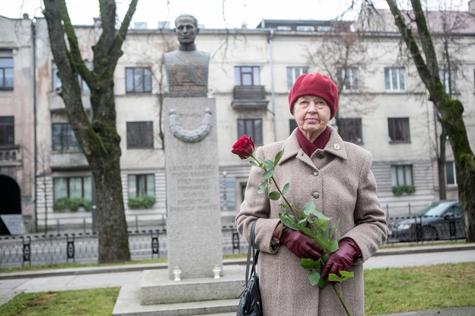 Ritualai: A.M.Vilkienę prie dėdės biusto galima pamatyti per svarbiausias valstybines šventes, kovo viduryje ir besibaigiant lapkričiui.