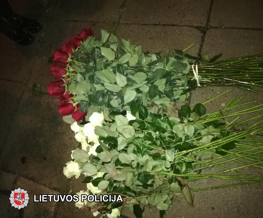 Vilniaus turguje siautė romantiškas vagis: antrą kartą spruko su glėbiu gėlių