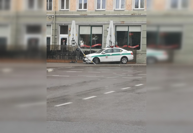 Herkaus Manto gatvėje, tik šalia esančioje sankryžoje su Liepų gatve, policijos ekipažas buvo patekęs į avariją šią liepą.