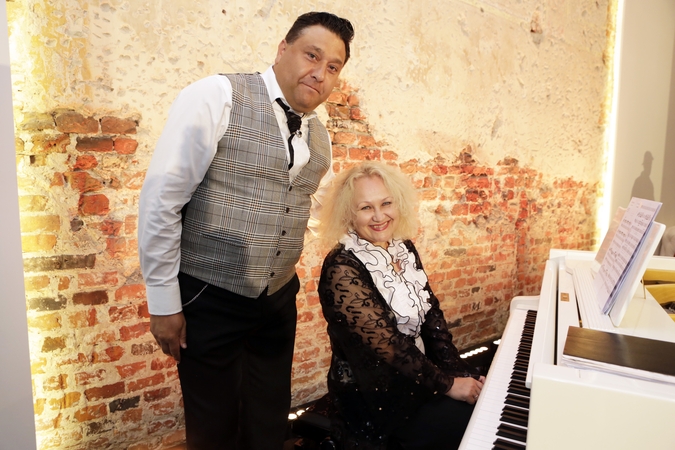 Pasirodymas: „Juodojo rago vakarų“ ciklą Melnragėje pratęs solistas M. Rojus ir pianistė I. Maknavičienė.