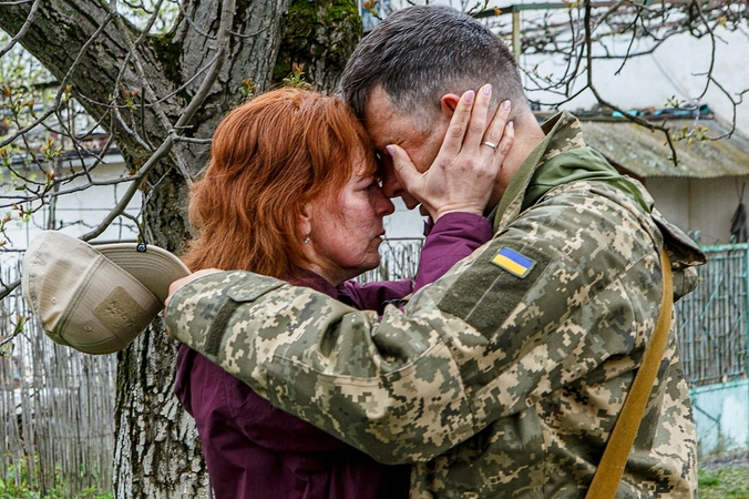 Papasakojo apie kraupius į nelaisvę paimtų ukrainiečių kankinimus: sulaužo rankas ir kojas