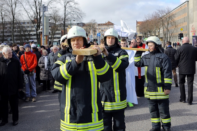 Procesija: Kryžiaus kelio eisenoje dalyvauja įvairių profesijų atstovai, jie kryžių neša pasikeisdami.