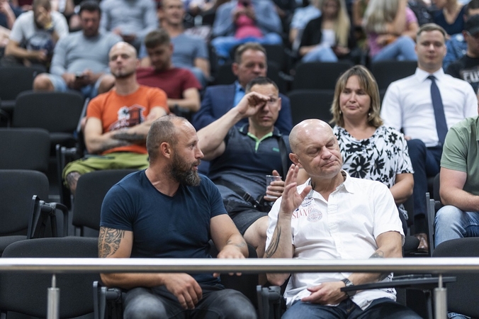 Į teismo posėdį atvykę riaušių prie Seimo dalyviai išgirdo kaltinimus