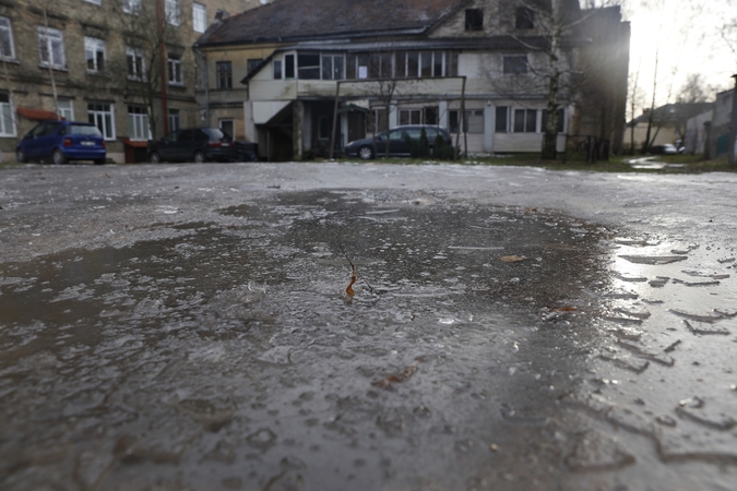 Šiaurės rytų Lietuvoje eismo sąlygas sunkina plikledis