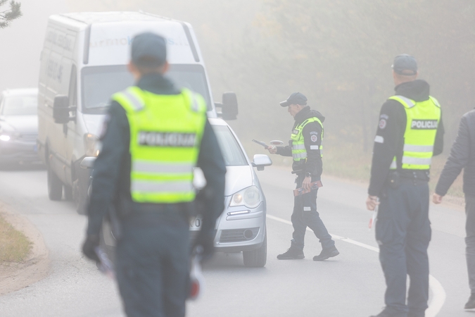 Policijai įkliuvo vyras: automobilyje –  1,5 tūkst. pakelių „Minsk“ cigarečių