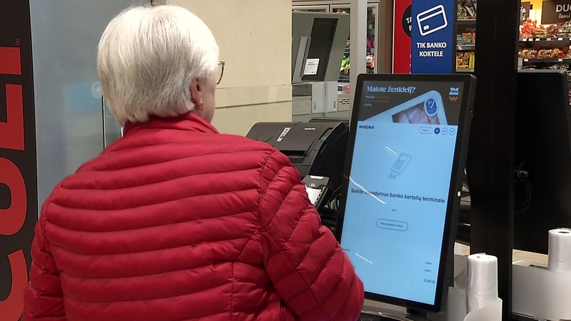 Prakalbo apie senjorų vargus savitarnos kasose: bėdos ne tik dėl to, kad nemoka naudotis