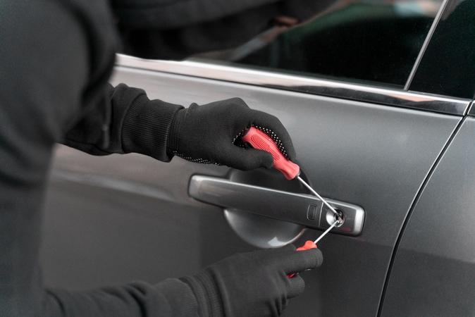 Automobilių savininkams – nuostoliai: ne tik apvogė, bet ir apgadino