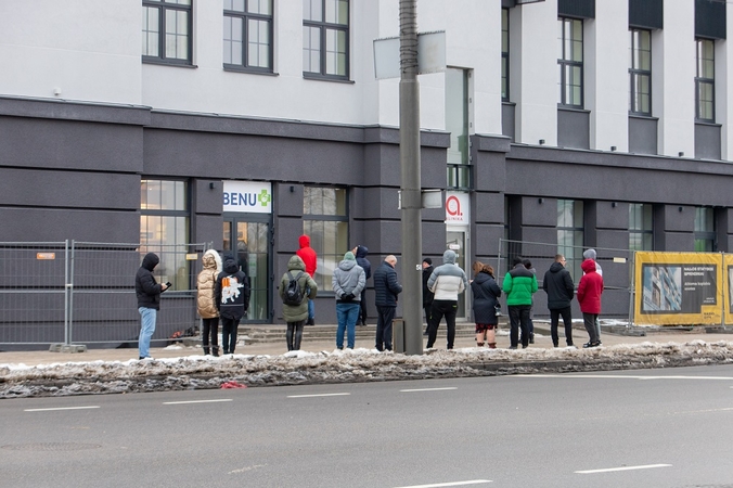 Prie budinčių Kauno vaistinių nusidriekė eilės