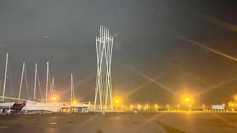 Keista: nors teigta, kad instaliacija šviečia iki vidurnakčio, klaipėdietė, nuvykusi jos pasižiūrėti 22.30 val., rado neveikiančią.