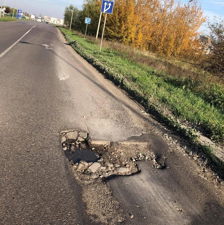 Kliūtis: įgriuvos nepastebėję vairuotojai čia gali palikti automobilio ratus.