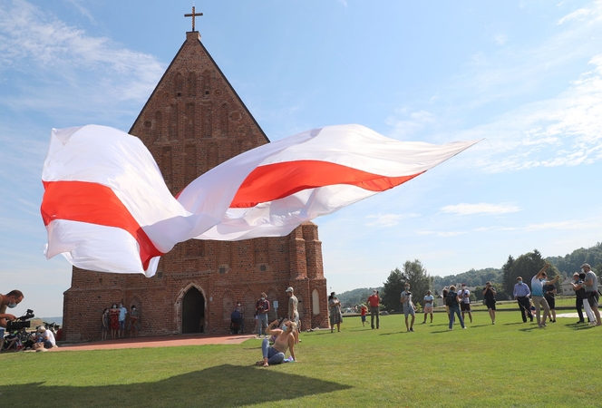 Aitvarai žemę ir dangų Zapyškyje jau sujungė penkioliktą kartą