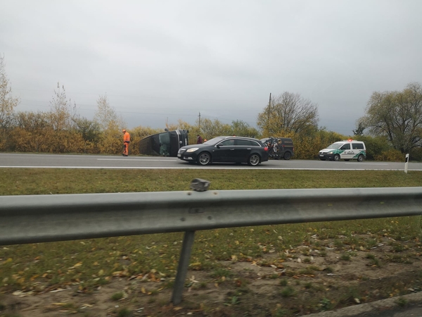 Netoli Babtų nuo kelio nuvažiavo autobusiukas