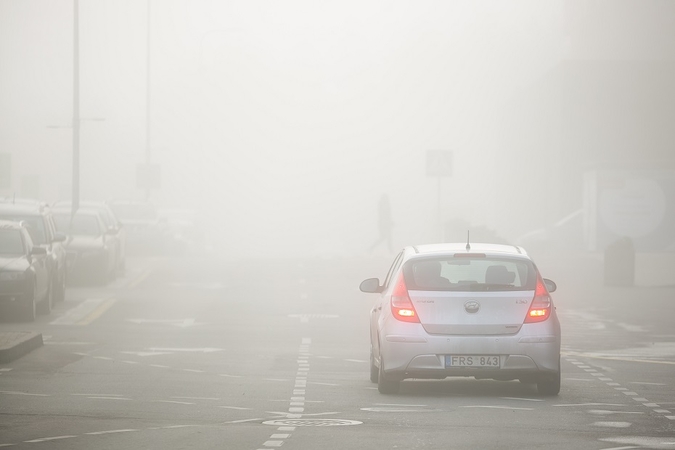 Šilalės ir Telšių rajonuose eismą sunkina rūkas, matomumas sumažėjęs nuo 200 iki 400 m