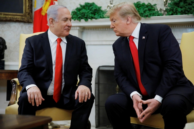 Benjaminas Netanyahu (kairėje) ir Donaldas Trumpas